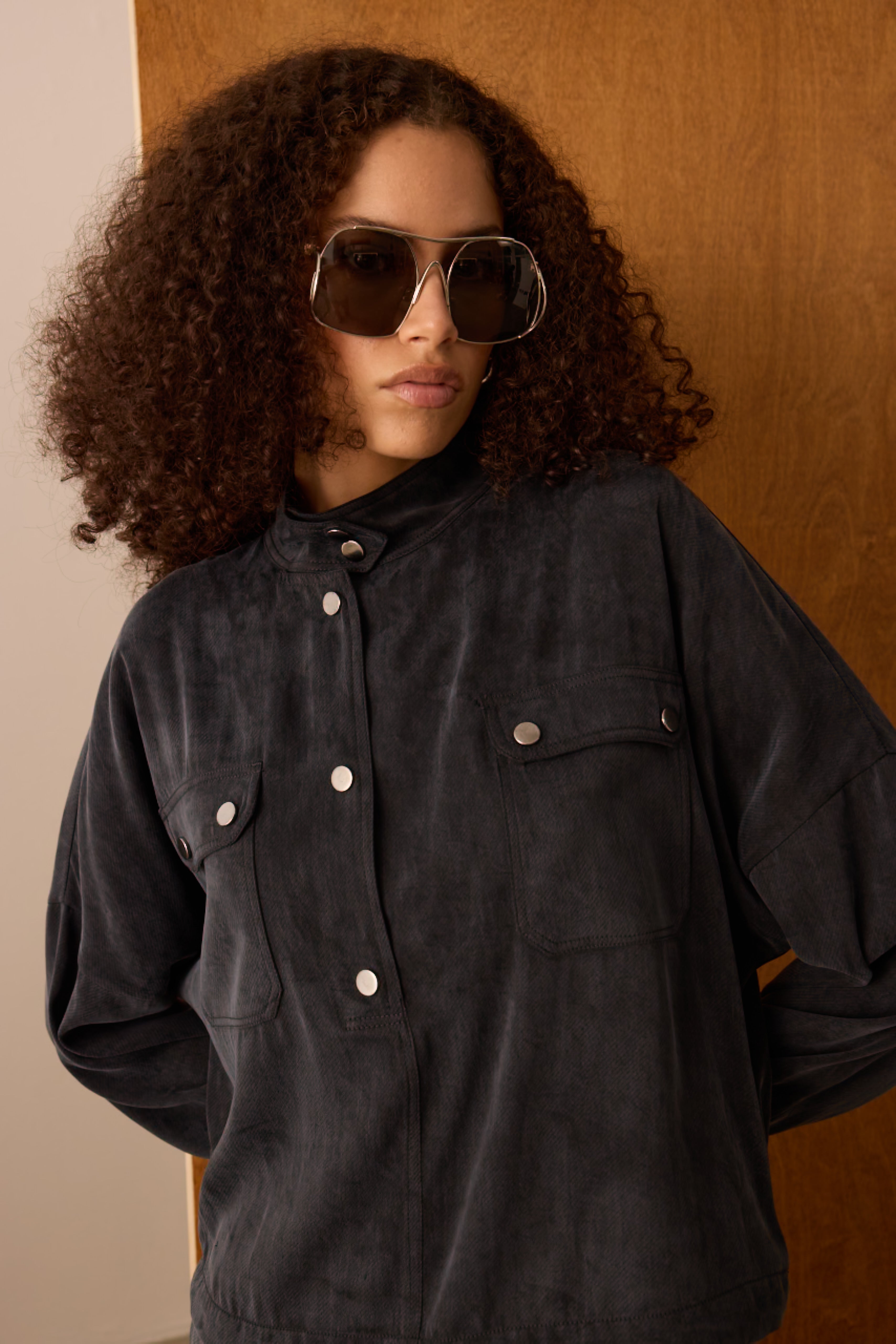 Diagonal-Metal Düğmeli Siyah Bluz-Bluz-1-Milagron.com