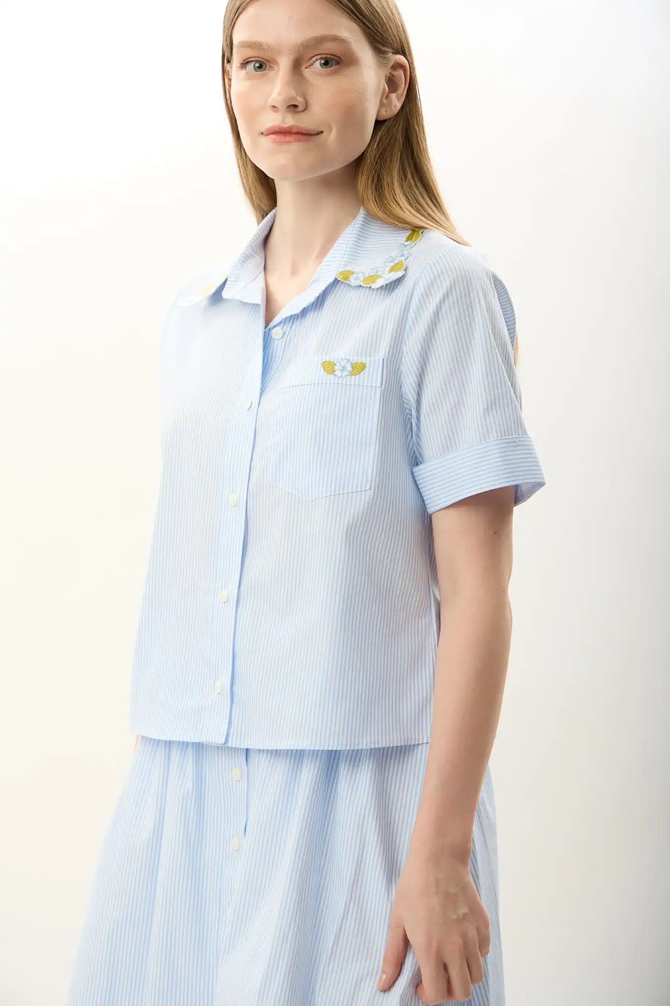 Yakası Nakışlı Çizgili Gömlek (Mavi)