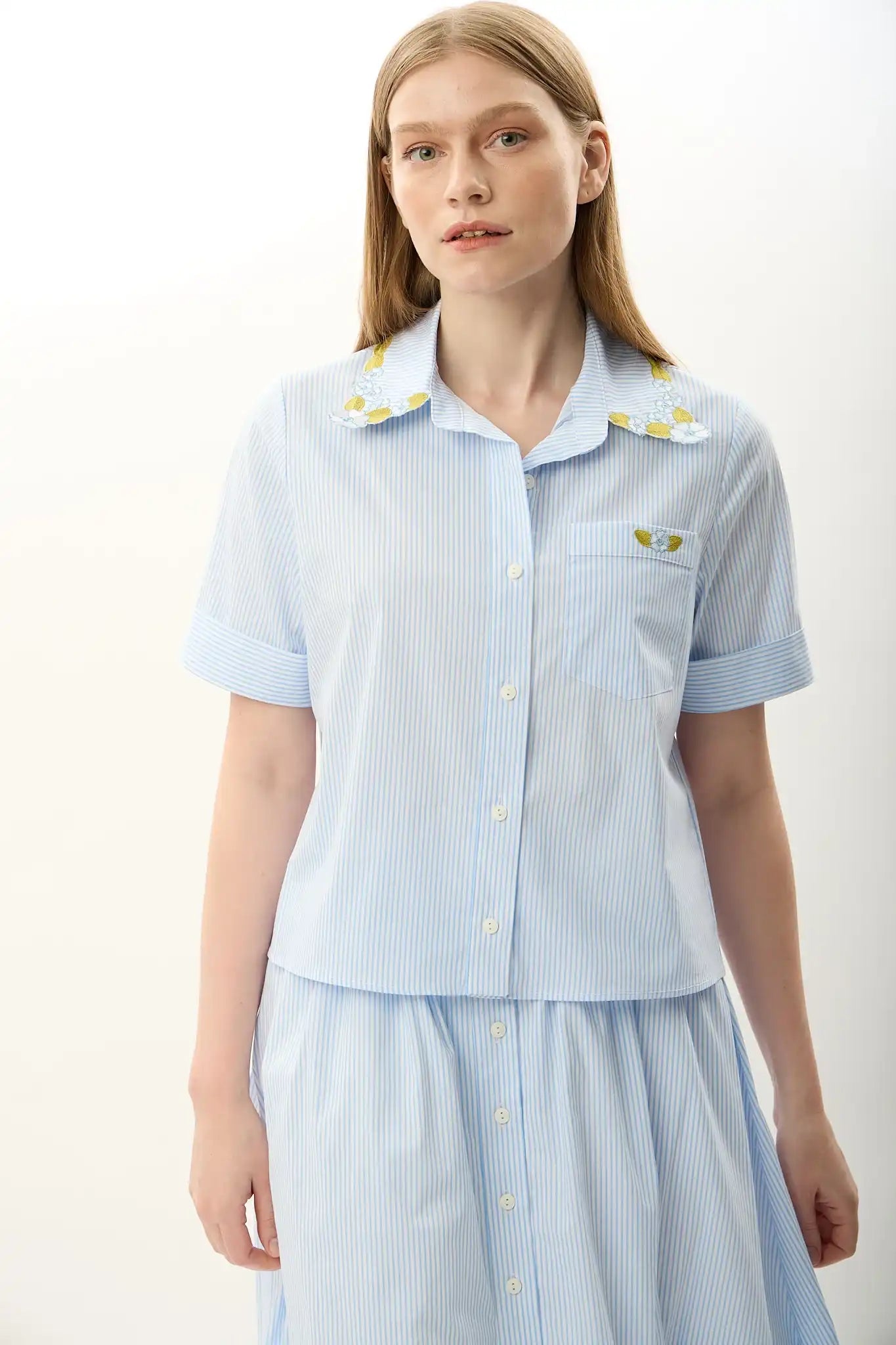 Yakası Nakışlı Çizgili Gömlek (Mavi)