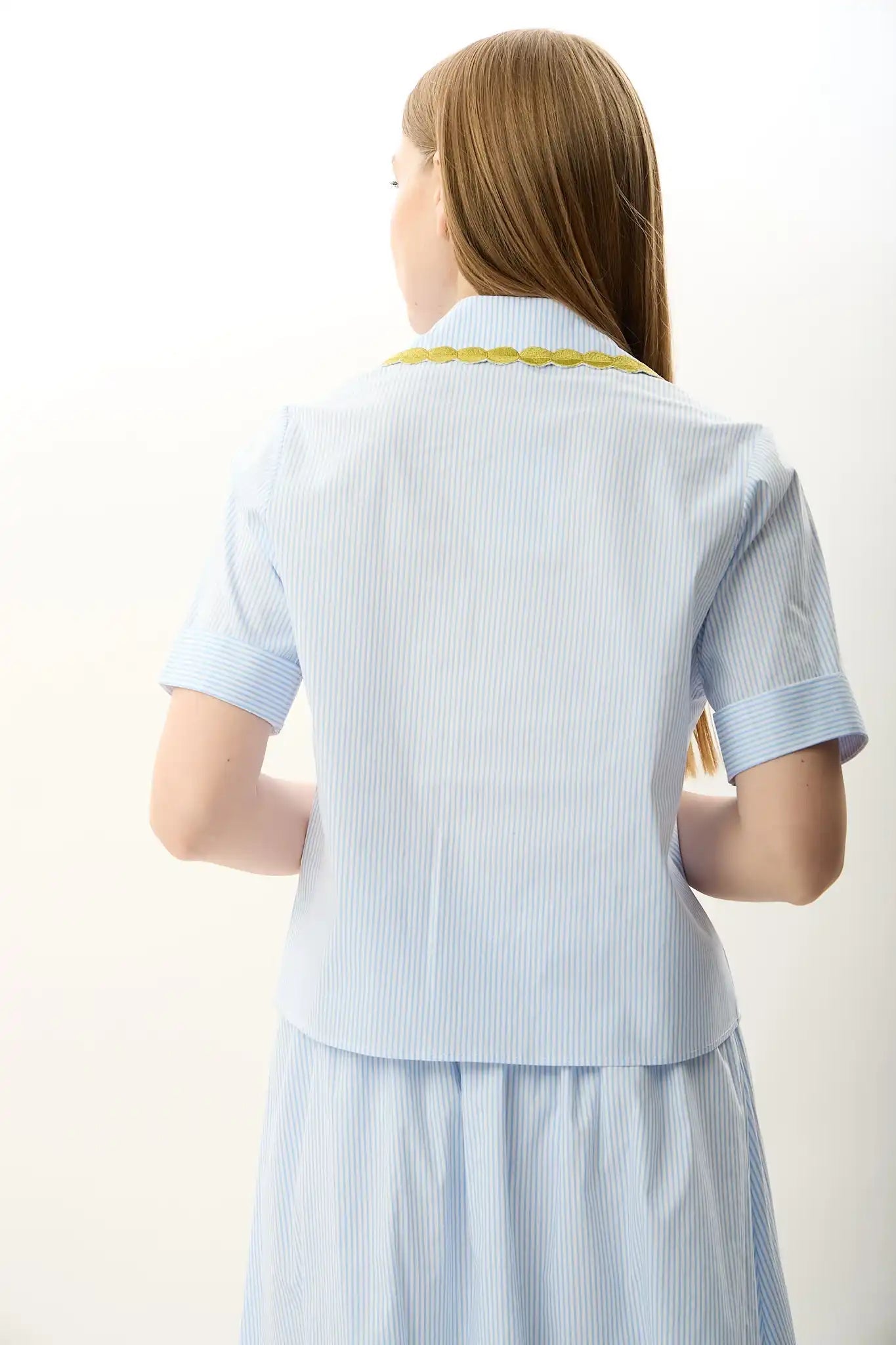 Yakası Nakışlı Çizgili Gömlek (Mavi)