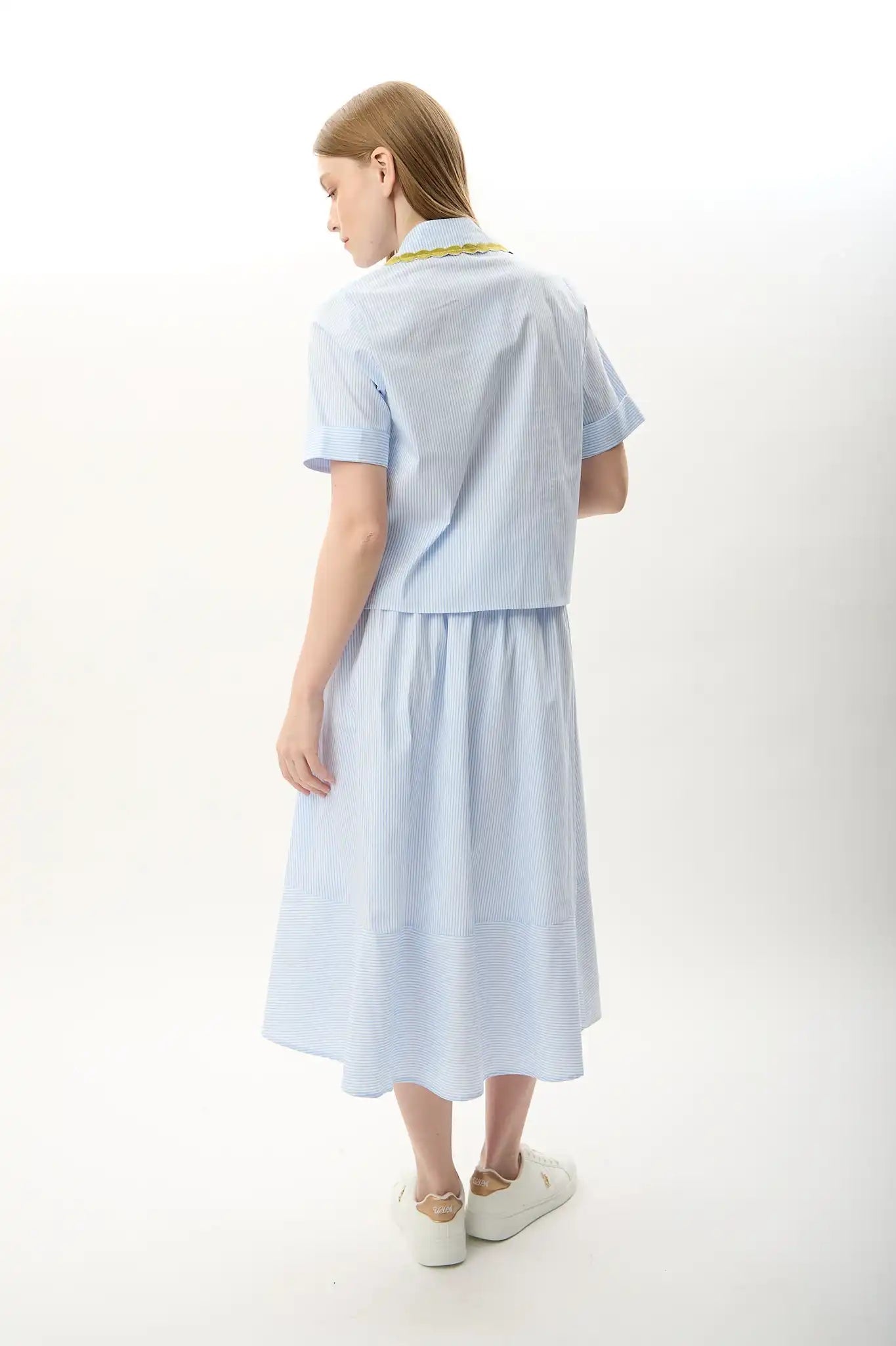 Yakası Nakışlı Çizgili Gömlek (Mavi)