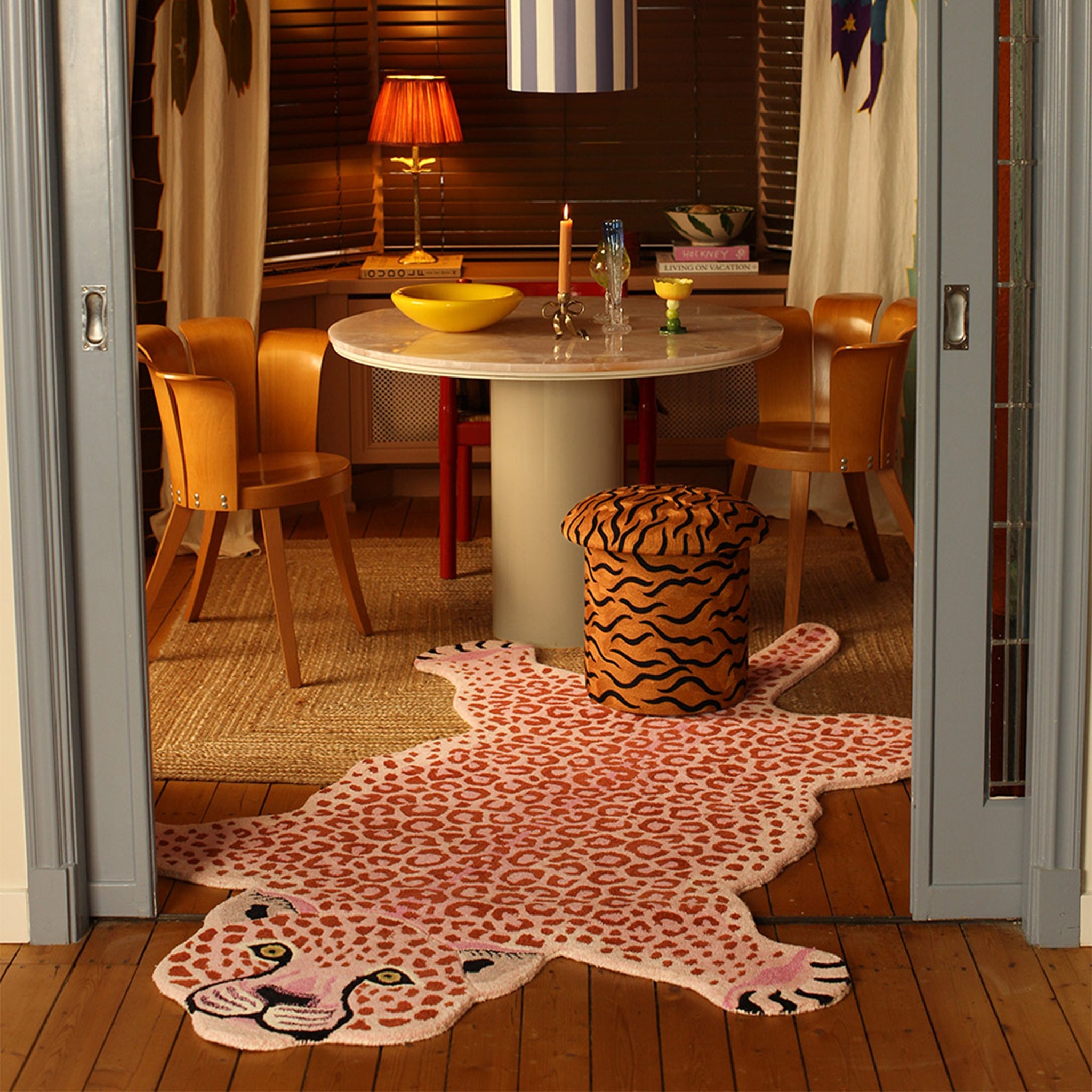 Pembe Leopar Figürlü Büyük Boy Halı ( 250Cm X 160Cm )