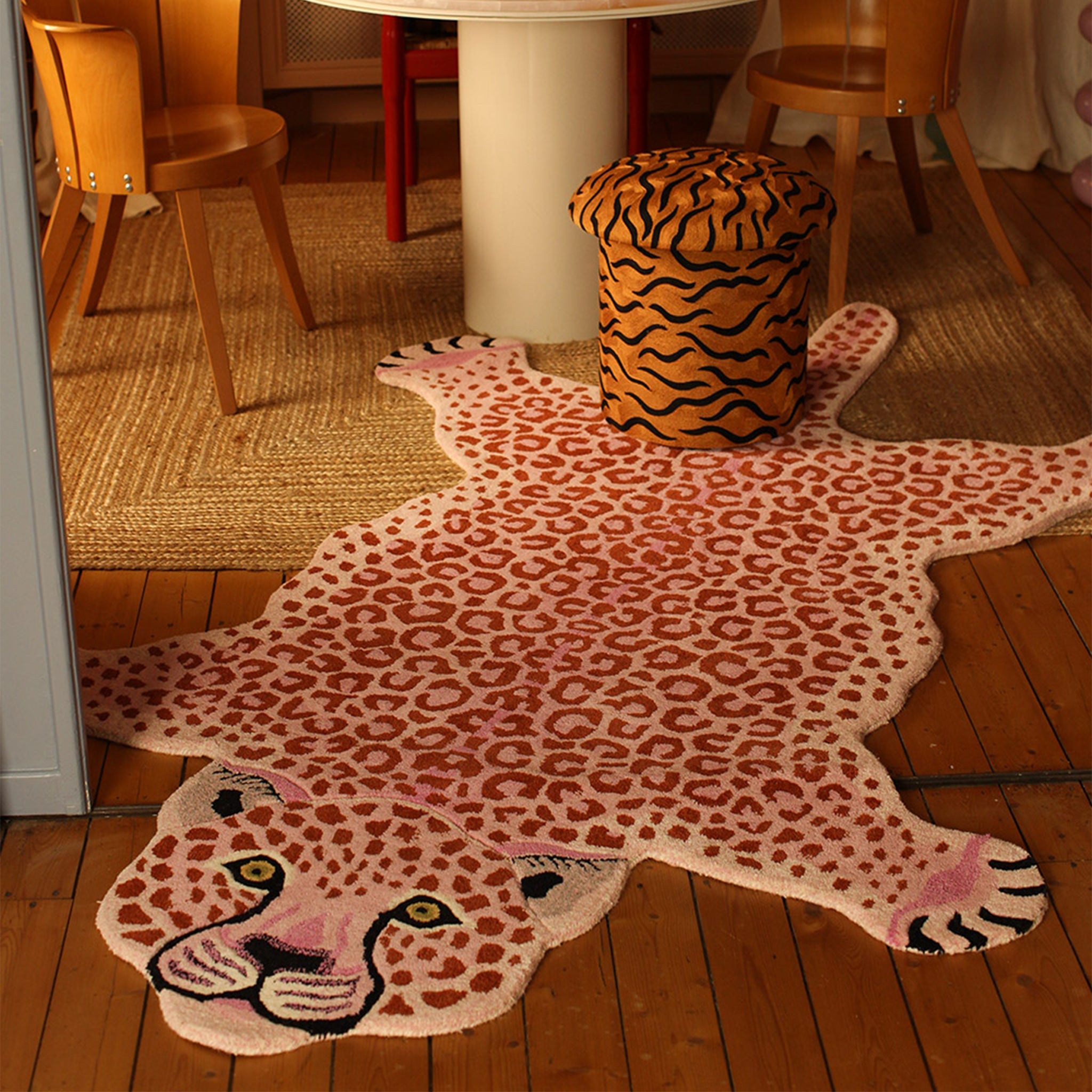 Pembe Leopar Figürlü Büyük Boy Halı ( 250Cm X 160Cm )