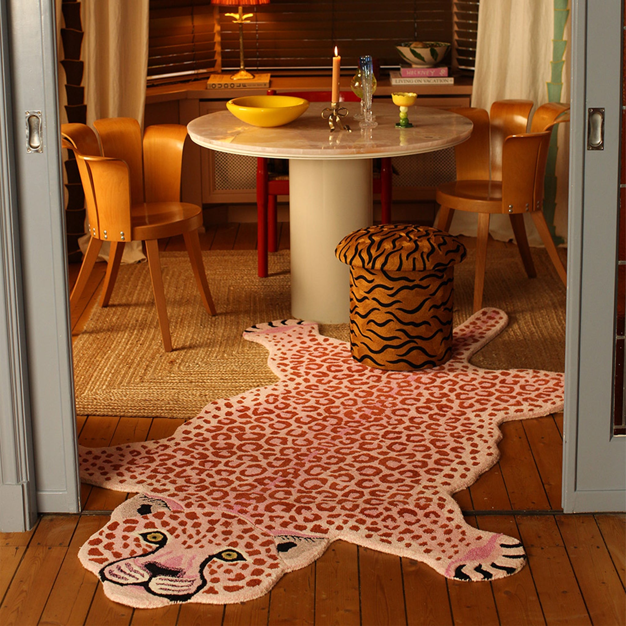 Pembe Leopar Figürlü Büyük Boy Halı ( 250Cm X 160Cm )