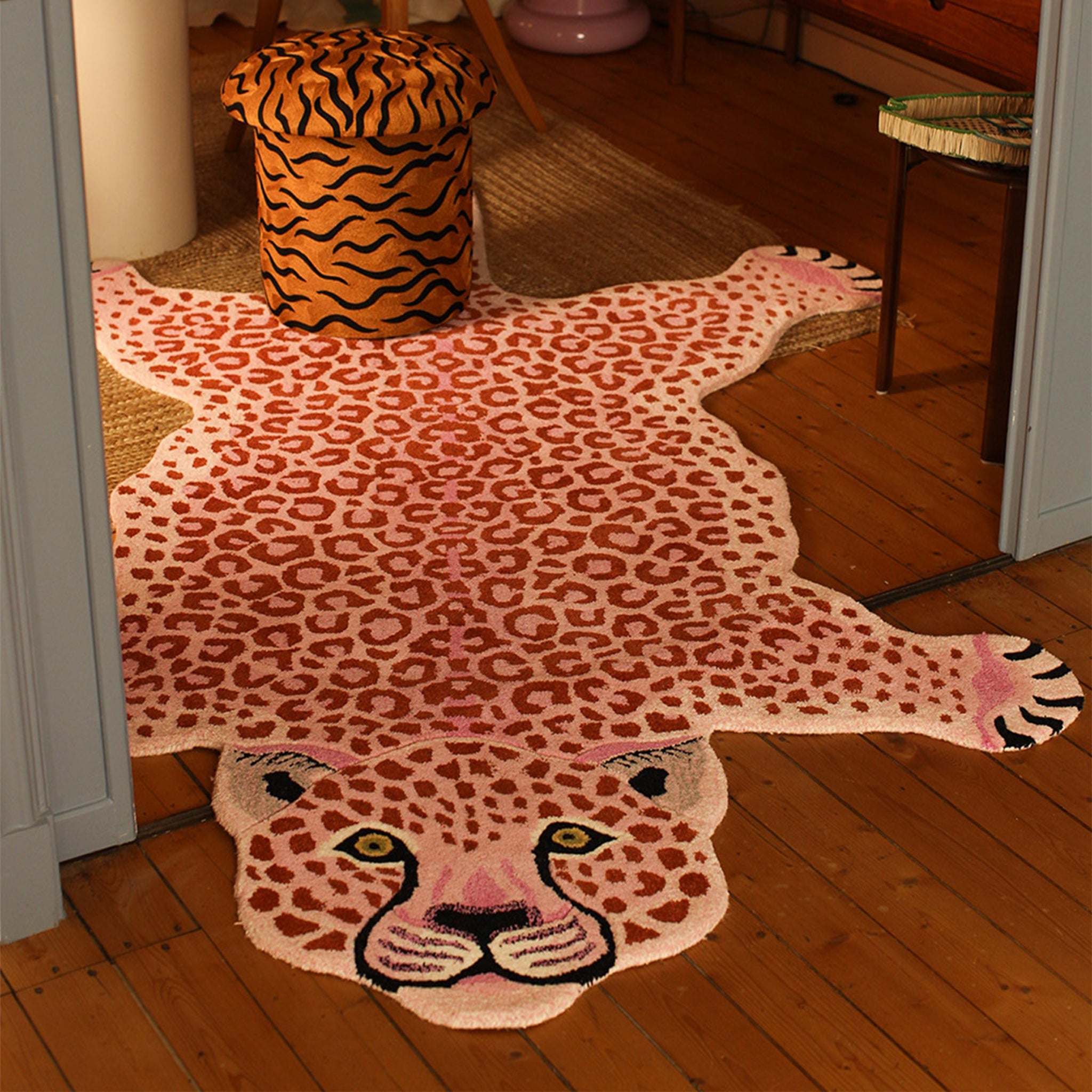 Pembe Leopar Figürlü Büyük Boy Halı ( 250Cm X 160Cm )