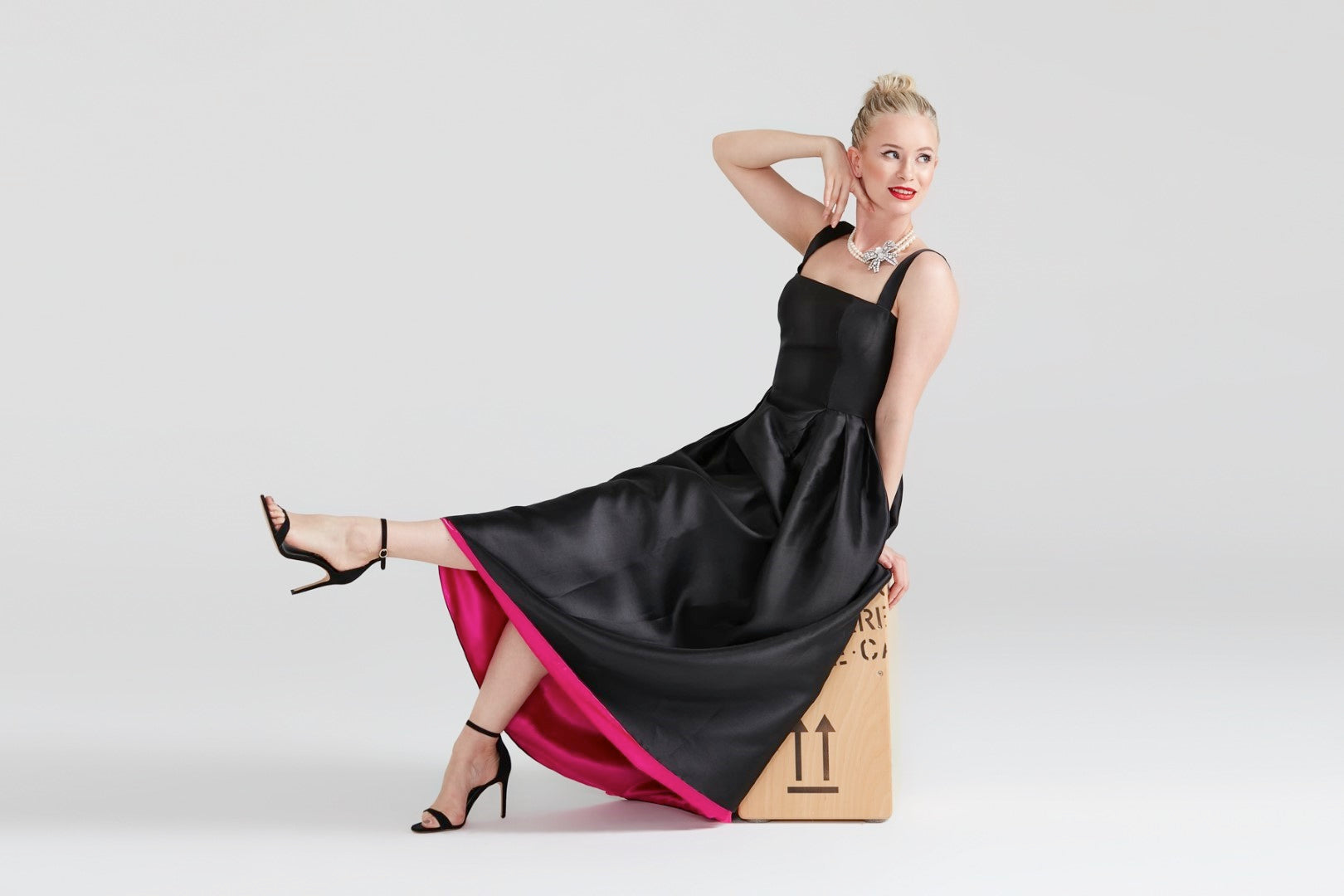 Dollie Bell-Cuddly Charm Düz Yaka Midi Elbise Siyah-Lover Doll, Platform-7-Milagron.com