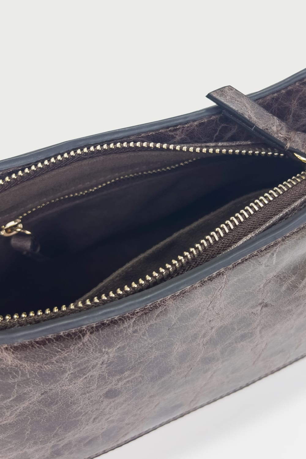 D’ylla Atelier-Ashley Crinkle Brown-El Çantası-4-Milagron.com