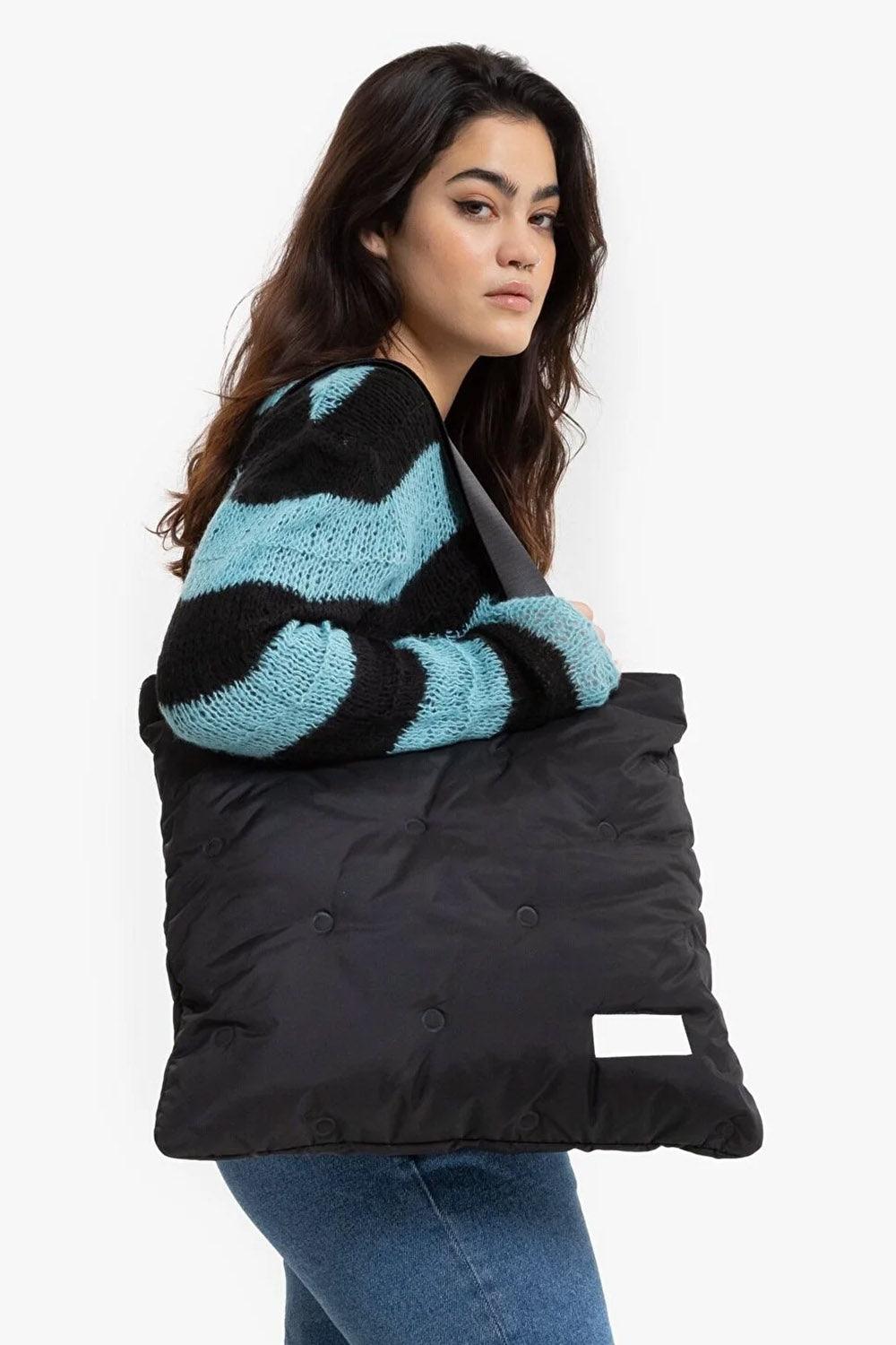 Eastpak-Charlie Puff Black-Omuz Çantası-2-Milagron.com