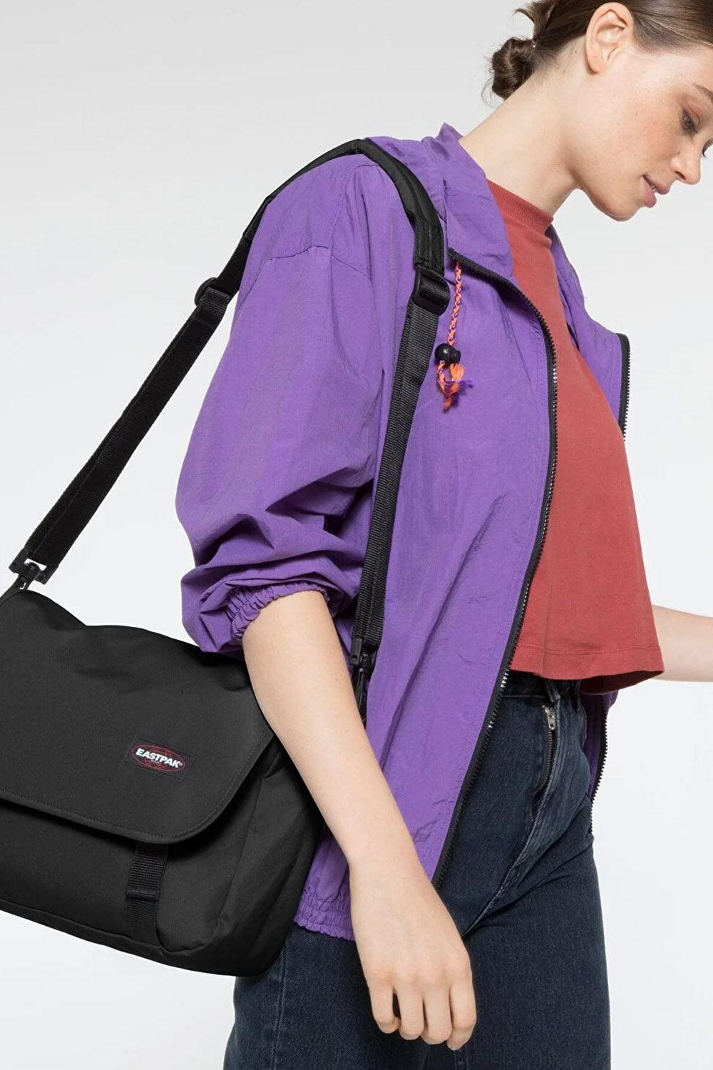 Eastpak-JR Black Postacı-Omuz Çantası-4-Milagron.com