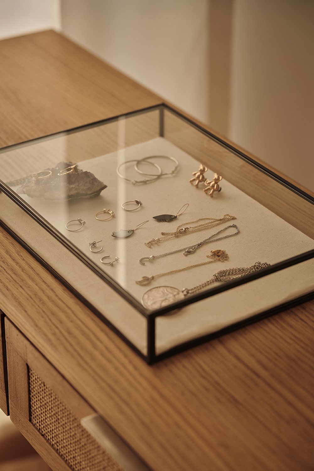 El Crea Designs-Cam Takı Ve Aksesuar Kutusu | Keten Tabanlı | Siyah | 35x25x5cm-Dekoratif Kutu-2-Milagron.com