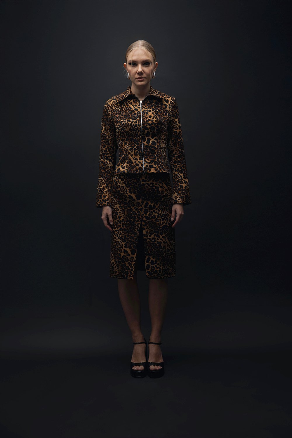 Esra Adıgüzel-Feline Mirage - Fermuar Detaylı Bele Oturan Leopar Desenli Ceket-Ceket-1-Milagron.com