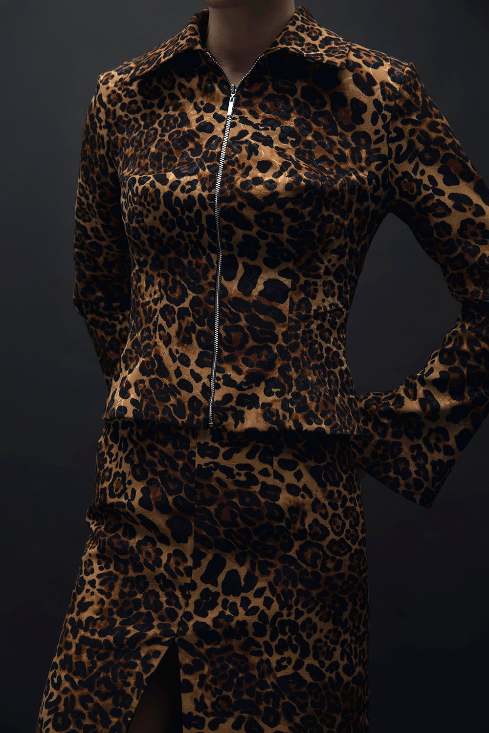 Esra Adıgüzel-Feline Mirage - Fermuar Detaylı Bele Oturan Leopar Desenli Ceket-Ceket-3-Milagron.com