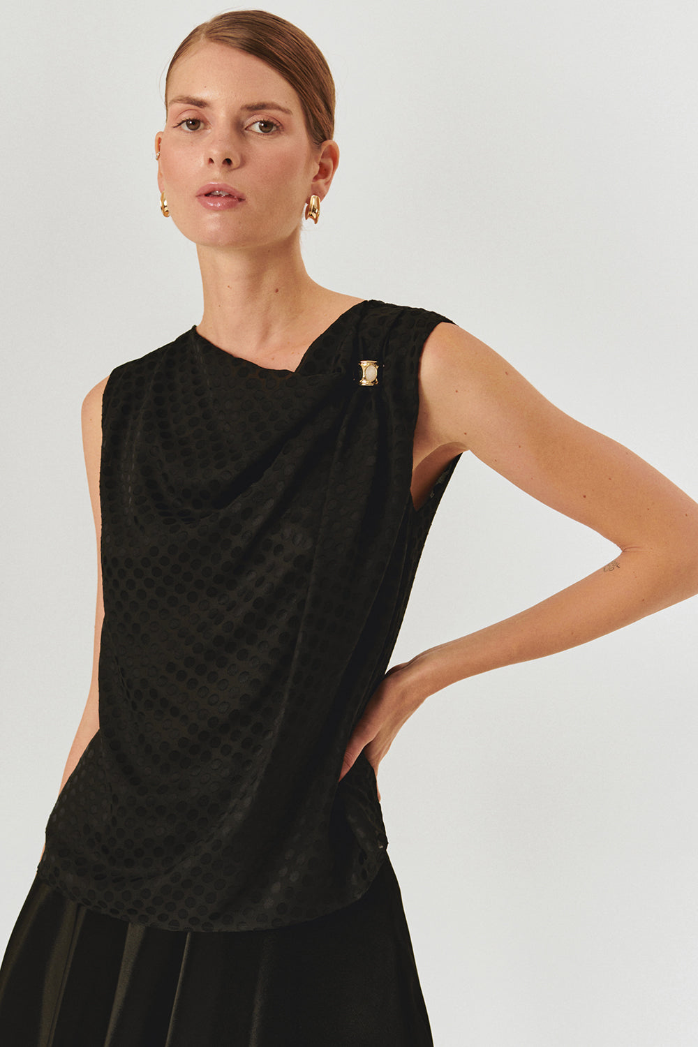 Exquise-Asimetrik Yakalı Regular Fit Kolsuz Siyah Bluz-Bluz-1-Milagron.com