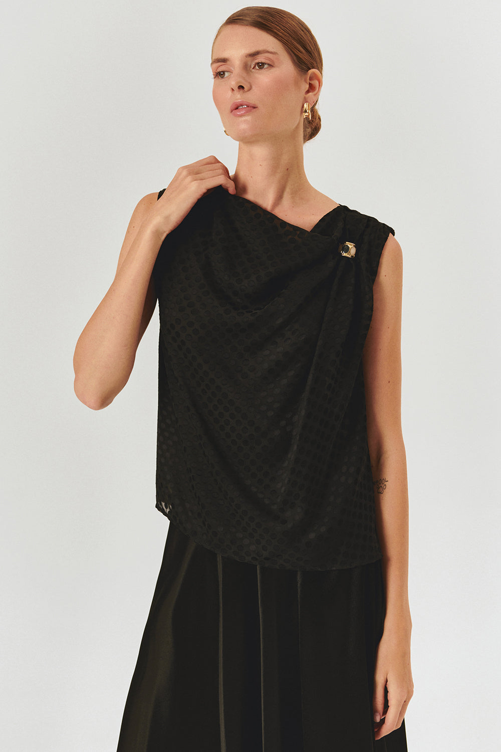 Exquise-Asimetrik Yakalı Regular Fit Kolsuz Siyah Bluz-Bluz-2-Milagron.com