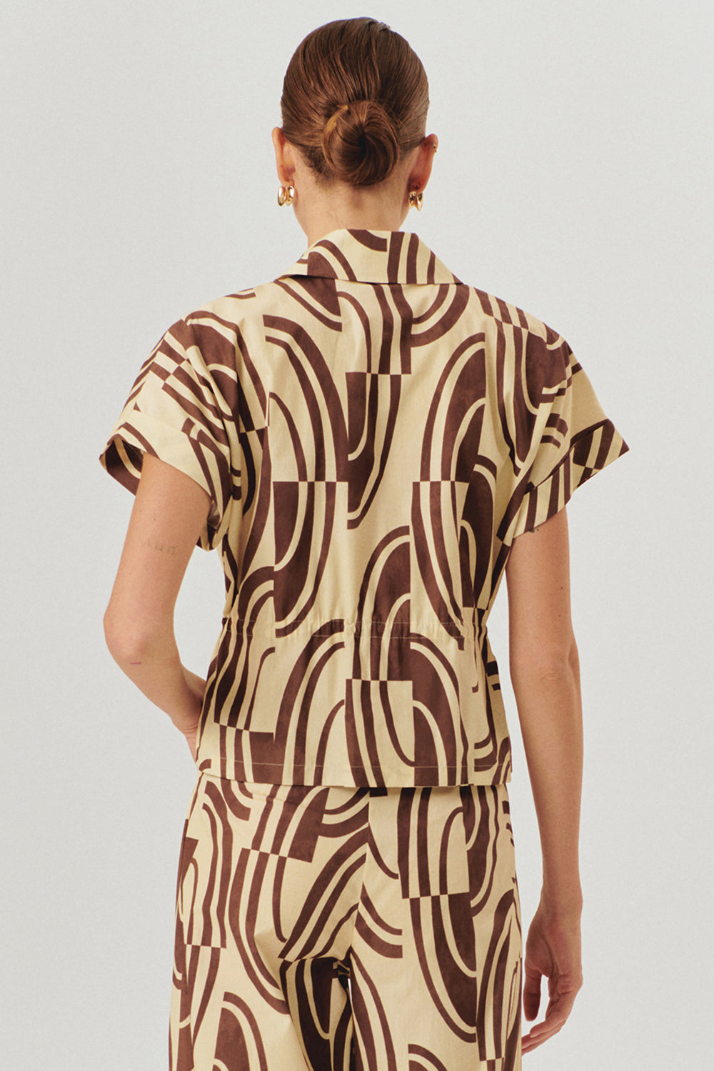 Exquise-Bağcık Detaylı Soyut Desenli Kahve Bej Regular Fit Pamuklu Gömlek-Gömlek-2-Milagron.com