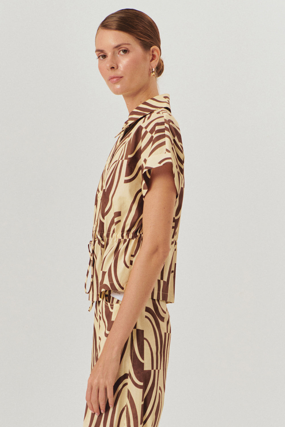 Exquise-Bağcık Detaylı Soyut Desenli Kahve Bej Regular Fit Pamuklu Gömlek-Gömlek-3-Milagron.com