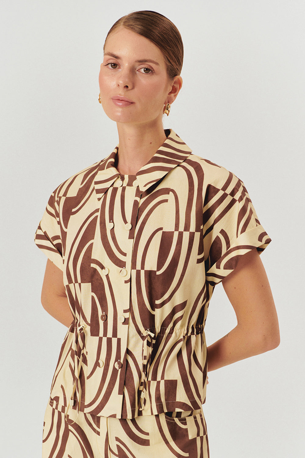 Exquise-Bağcık Detaylı Soyut Desenli Kahve Bej Regular Fit Pamuklu Gömlek-Gömlek-4-Milagron.com
