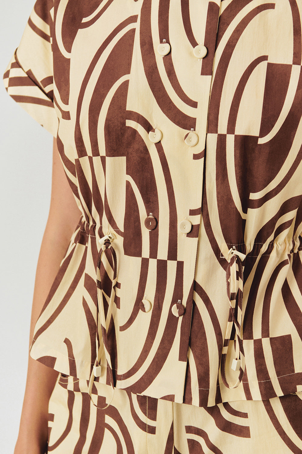 Exquise-Bağcık Detaylı Soyut Desenli Kahve Bej Regular Fit Pamuklu Gömlek-Gömlek-5-Milagron.com