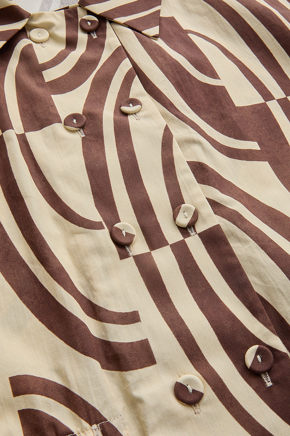 Exquise-Bağcık Detaylı Soyut Desenli Kahve Bej Regular Fit Pamuklu Gömlek-Gömlek-7-Milagron.com