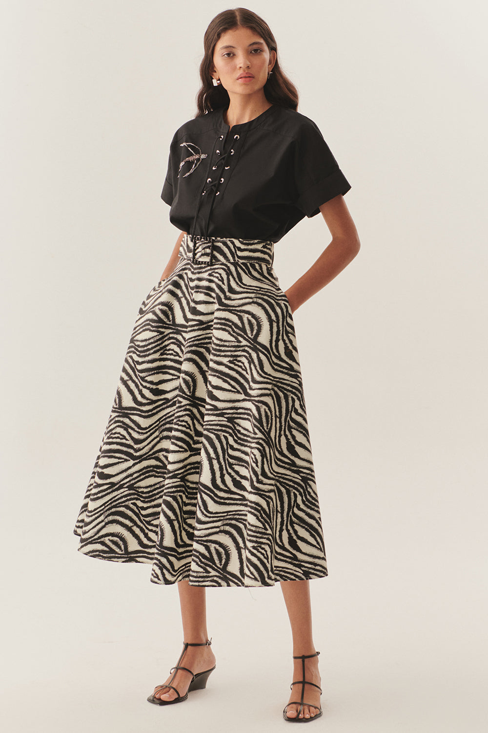 Exquise-Bağlama Yaka Detaylı İşlemeli Kısa Kol Regular Pamuklu Siyah Bluz-Bluz-2-Milagron.com