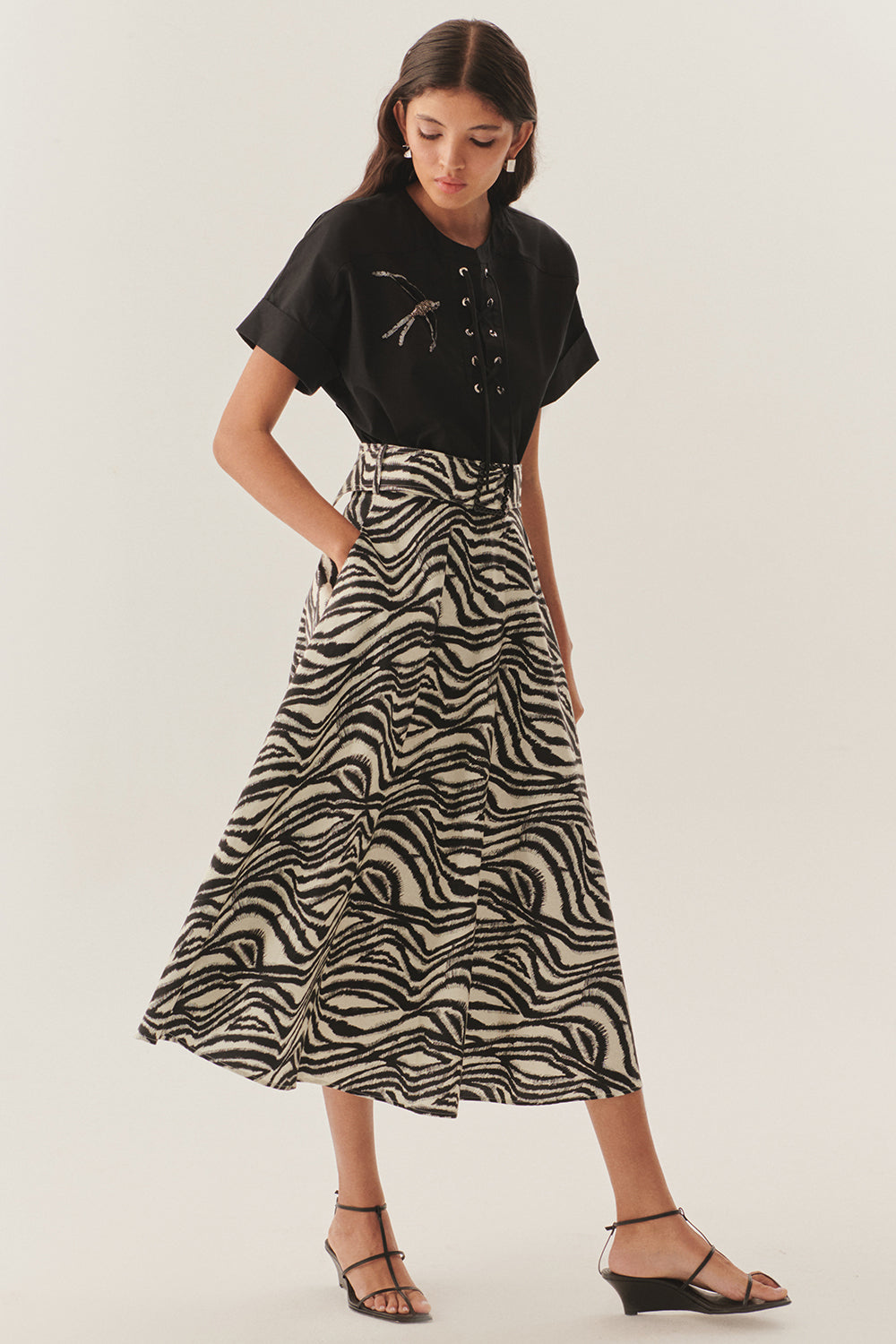 Exquise-Bağlama Yaka Detaylı İşlemeli Kısa Kol Regular Pamuklu Siyah Bluz-Bluz-3-Milagron.com