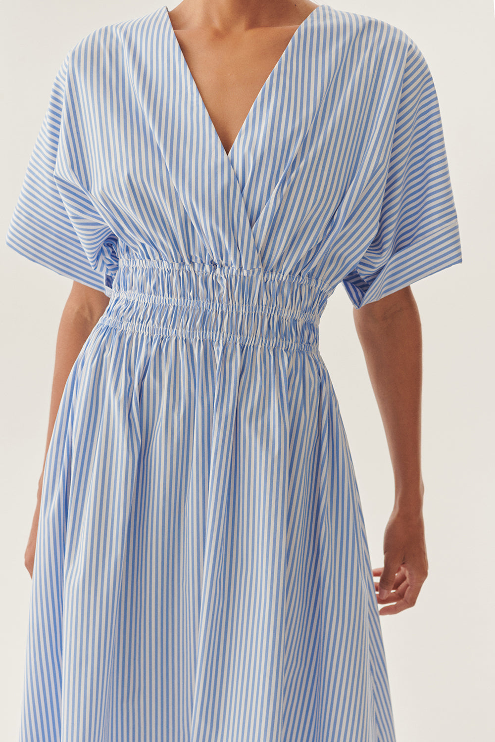 Exquise-Beli Büzgülü V Yaka Yarasa Kol Midi Elbise-Elbise-5-Milagron.com