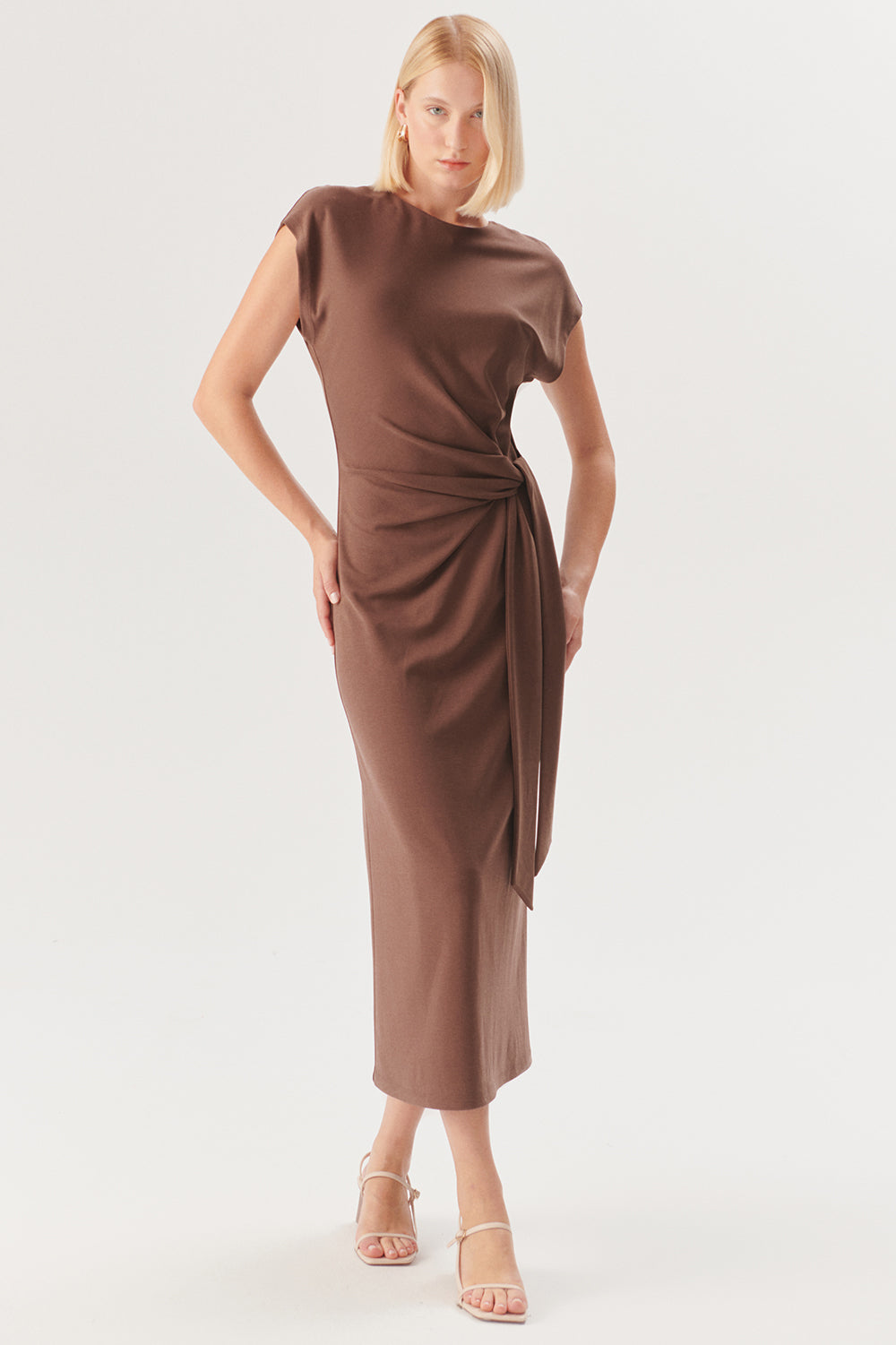 Exquise-Beli Kuşaklı Vücuda Oturan Kahverengi Modal Karışımlı Midi örme Elbise-ELBİSE-2-Milagron.com