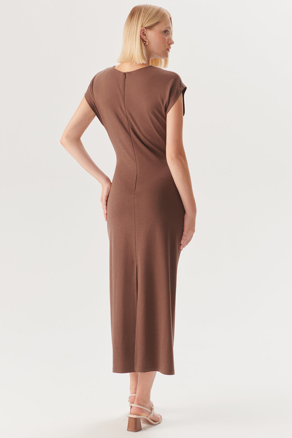 Exquise-Beli Kuşaklı Vücuda Oturan Kahverengi Modal Karışımlı Midi örme Elbise-ELBİSE-4-Milagron.com