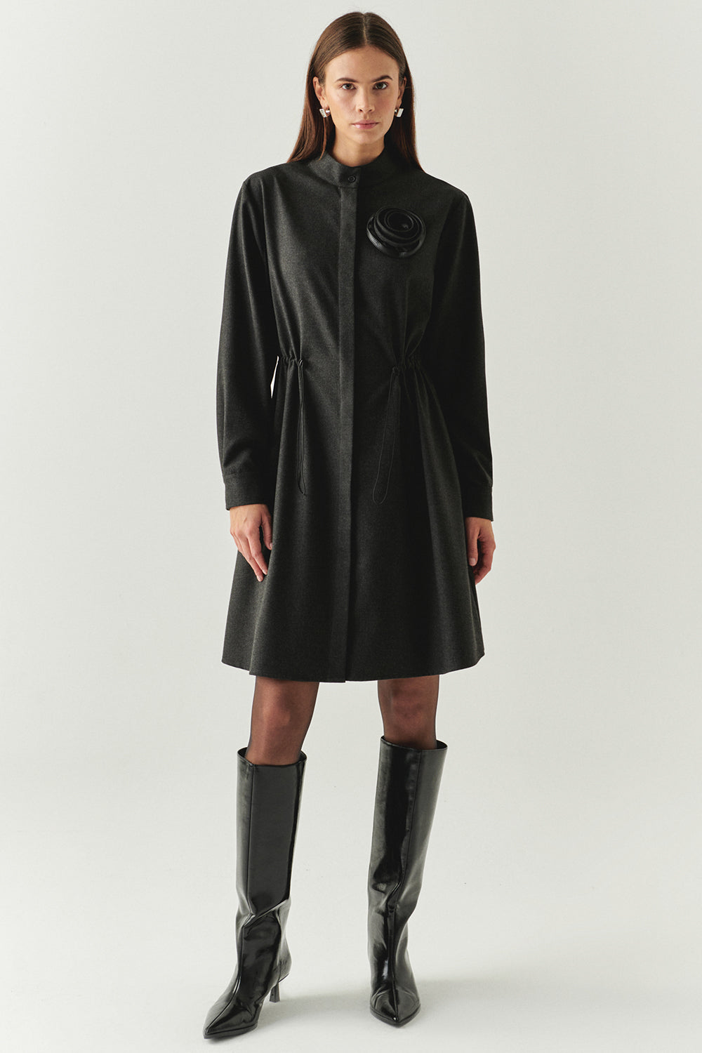 Exquise-Beli Lastikli çiçek Aksesuarlı Regular Mini Gri Elbise-ELBİSE-1-Milagron.com