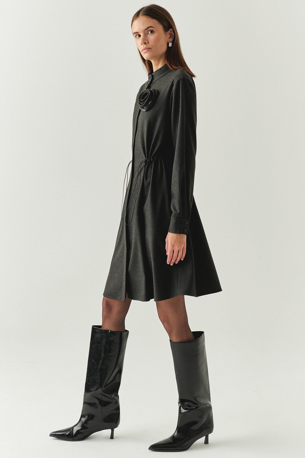 Exquise-Beli Lastikli çiçek Aksesuarlı Regular Mini Gri Elbise-ELBİSE-3-Milagron.com