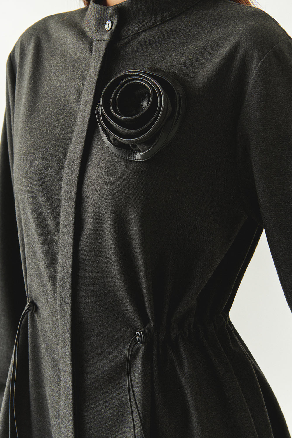 Exquise-Beli Lastikli çiçek Aksesuarlı Regular Mini Gri Elbise-ELBİSE-5-Milagron.com