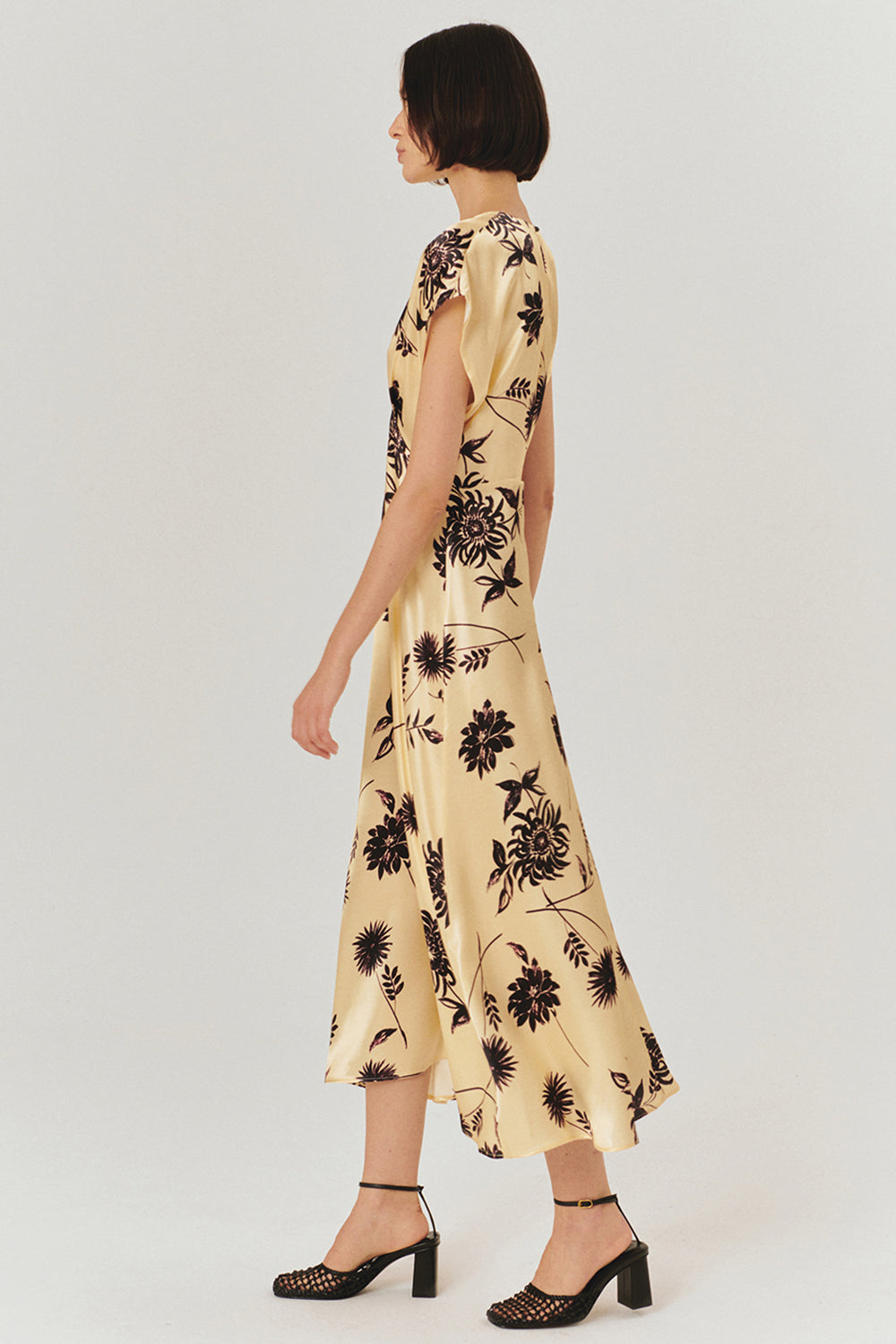 Exquise-Düşük Kol V Yaka çiçek İşlemeli Floş Kumaş Elbise-ELBİSE-3-Milagron.com