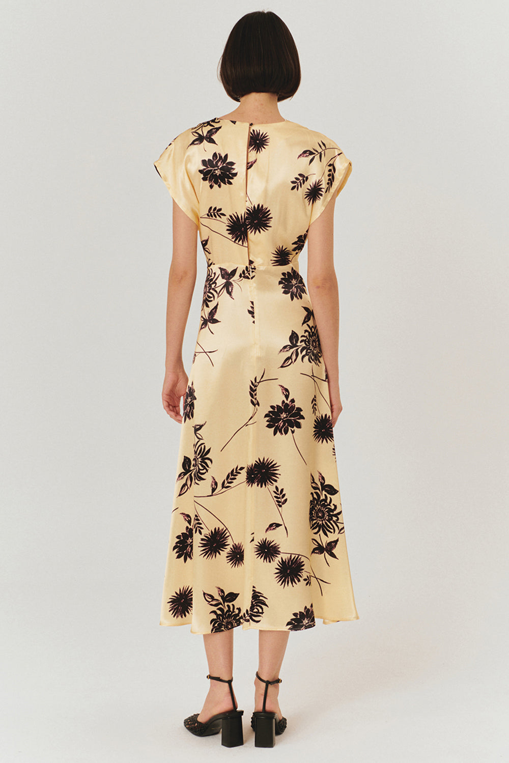 Exquise-Düşük Kol V Yaka çiçek İşlemeli Floş Kumaş Elbise-ELBİSE-4-Milagron.com