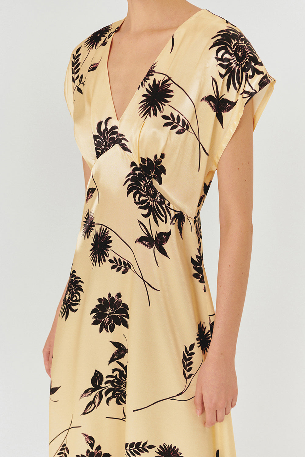 Exquise-Düşük Kol V Yaka çiçek İşlemeli Floş Kumaş Elbise-ELBİSE-5-Milagron.com