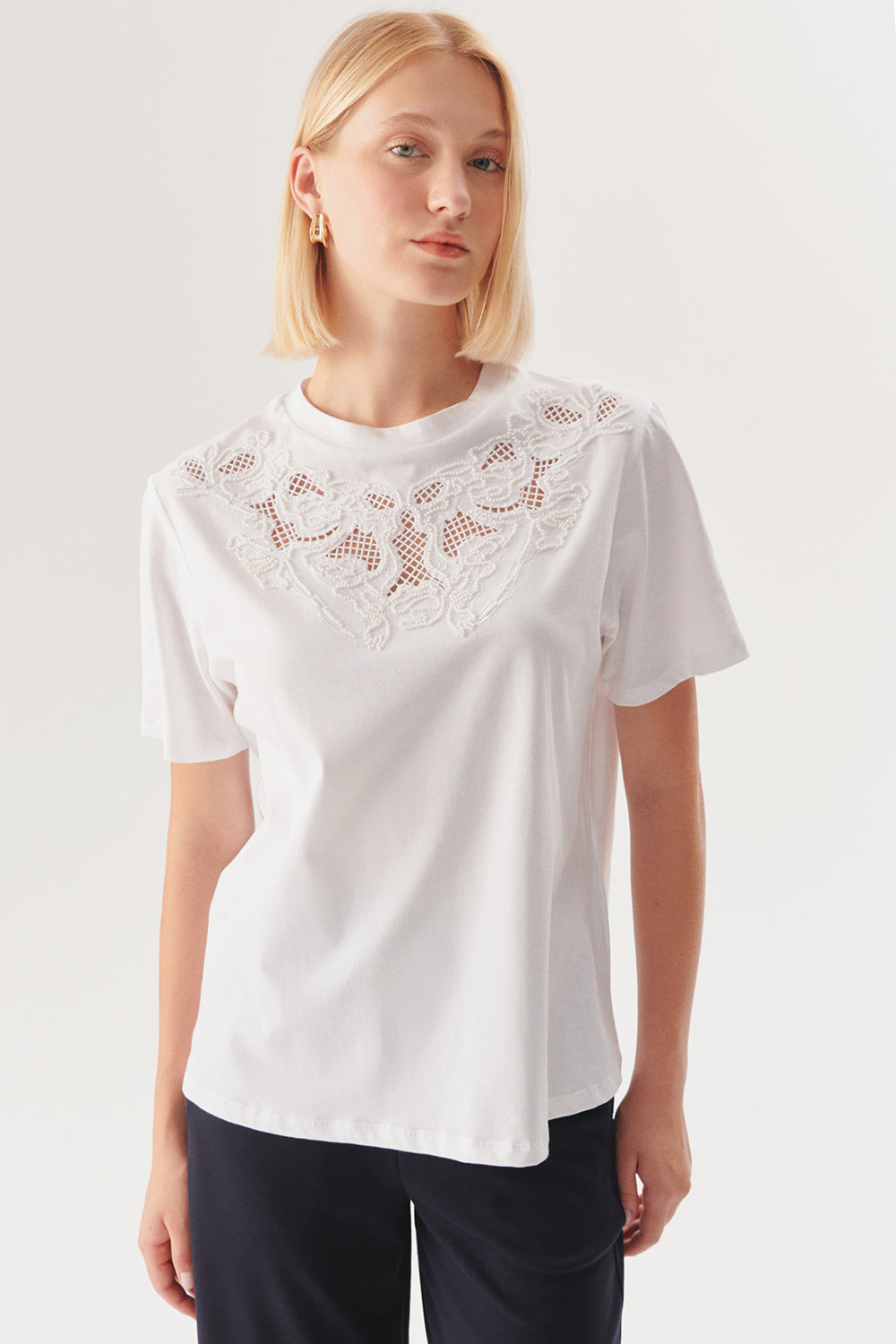 Exquise-İşleme Detaylı Beyaz Regular örme Tişört-T-Shirts-4-Milagron.com