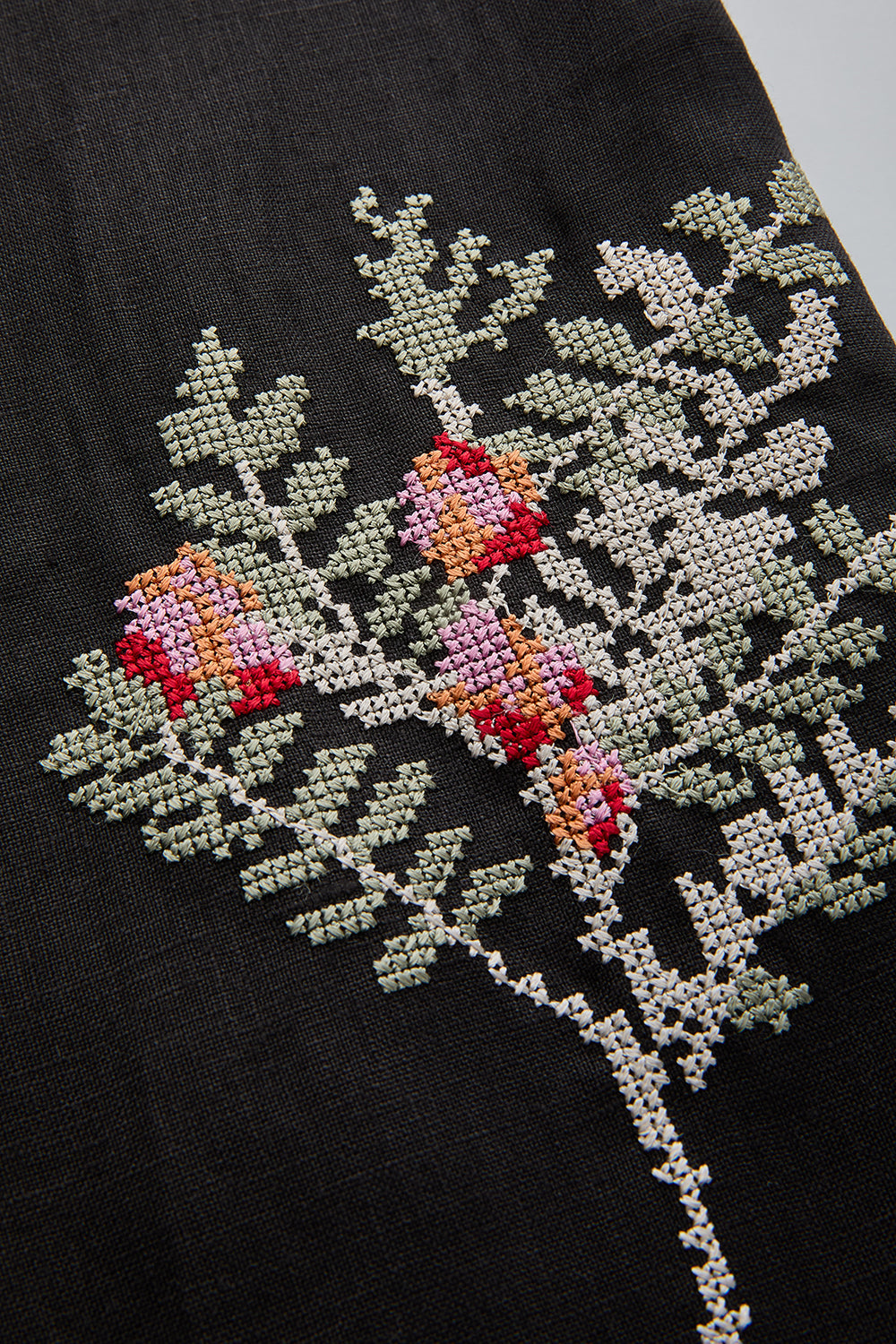 Exquise-İşleme Detaylı Rahat Kalıp Saf Keten Siyah Gömlek-Gömlek-7-Milagron.com