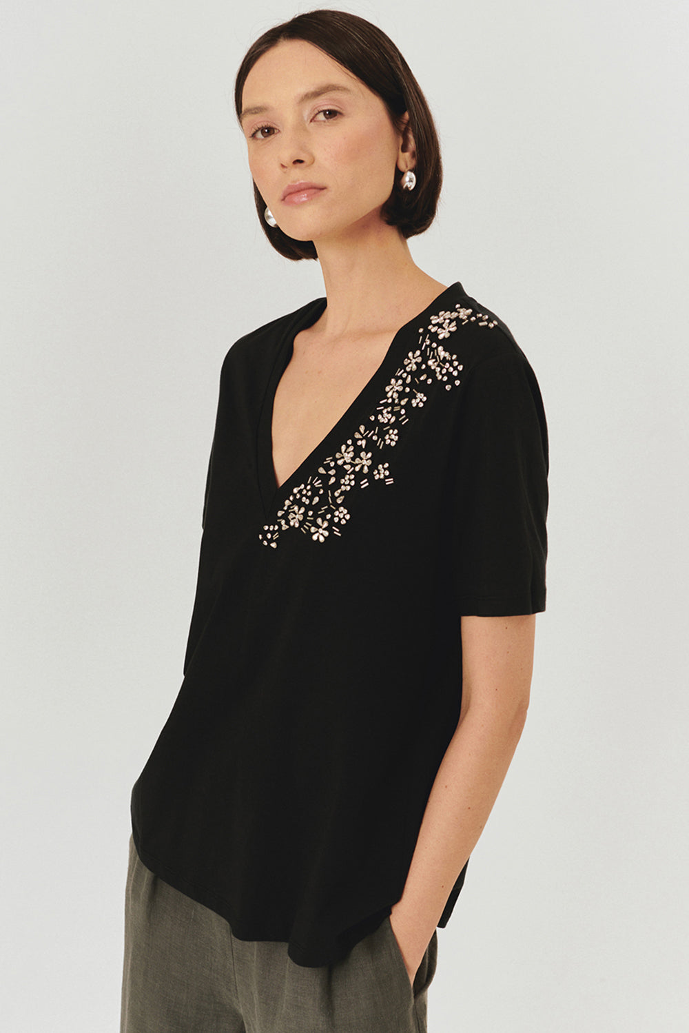 Exquise-İşleme Detaylı Siyah V Yaka Pamuklu Regular örme Tişört-T-Shirts-1-Milagron.com