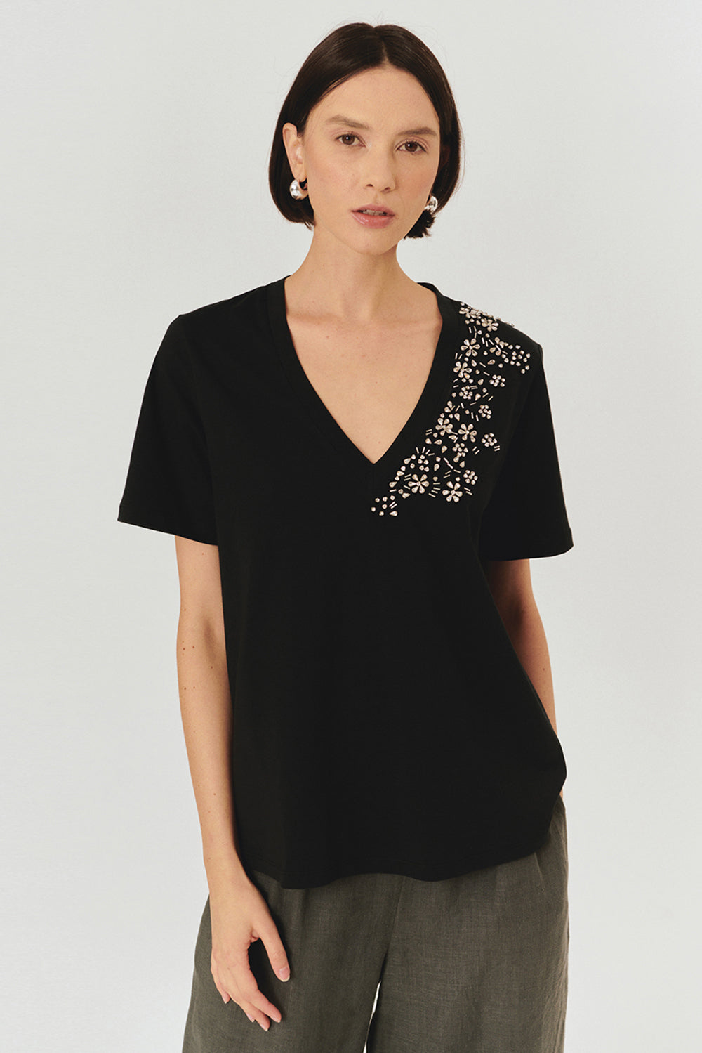 Exquise-İşleme Detaylı Siyah V Yaka Pamuklu Regular örme Tişört-T-Shirts-2-Milagron.com