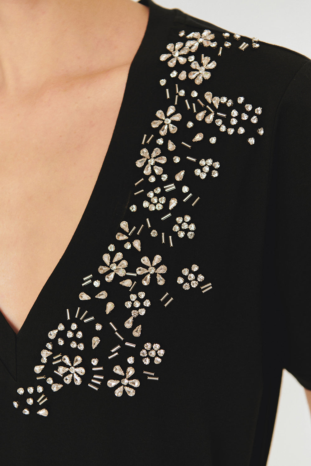 Exquise-İşleme Detaylı Siyah V Yaka Pamuklu Regular örme Tişört-T-Shirts-3-Milagron.com