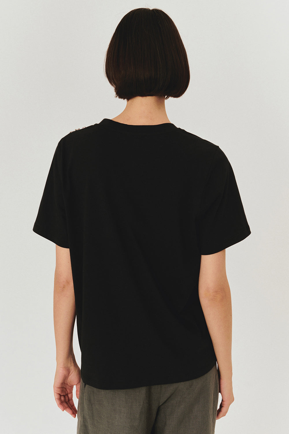 Exquise-İşleme Detaylı Siyah V Yaka Pamuklu Regular örme Tişört-T-Shirts-5-Milagron.com