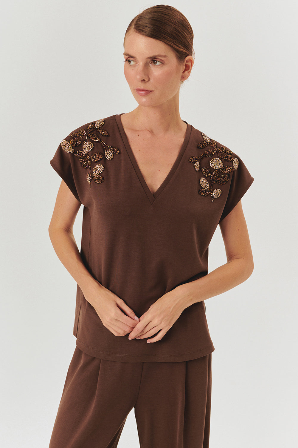 Exquise-İşleme Detaylı V Yaka Kahverengi Regular Modal Karışımlı örme Tişört-T-Shirts-4-Milagron.com