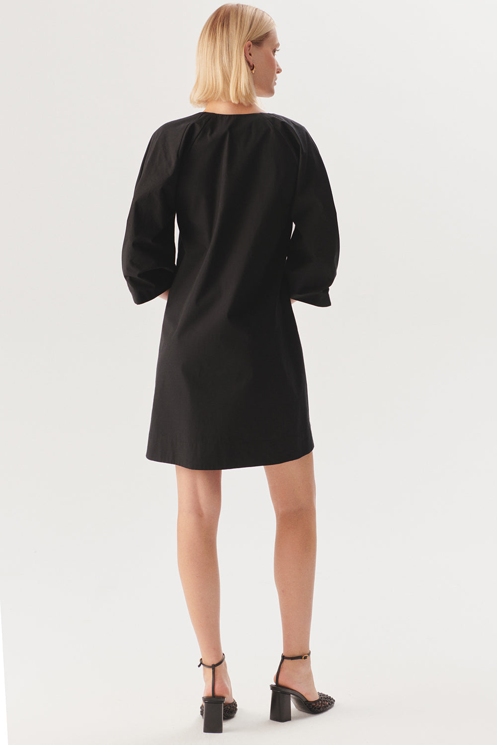 Exquise-İşleme Detaylı V Yaka Siyah Regular Mini Elbise-ELBİSE-4-Milagron.com