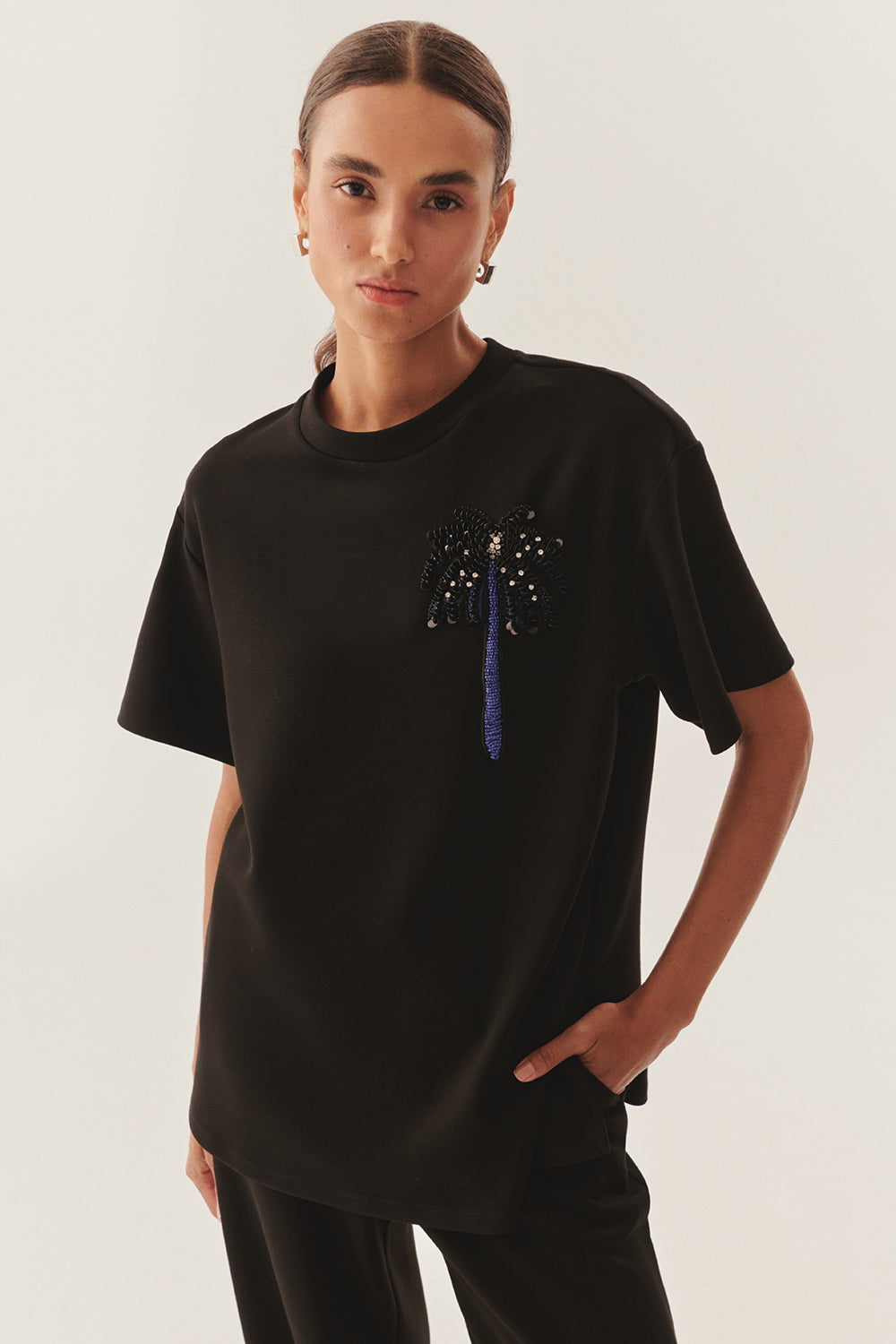 Exquise-İşlemeli Siyah Rahat Kesim Bisiklet Yaka Regular örme Tişört-T-Shirts-1-Milagron.com