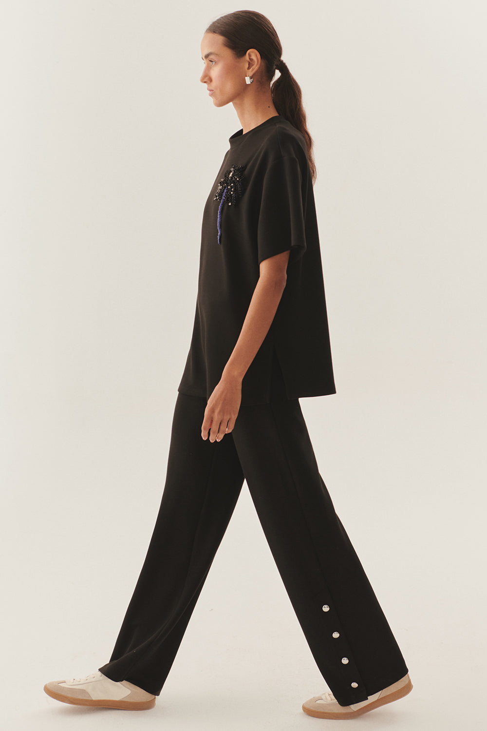 Exquise-İşlemeli Siyah Rahat Kesim Bisiklet Yaka Regular örme Tişört-T-Shirts-2-Milagron.com