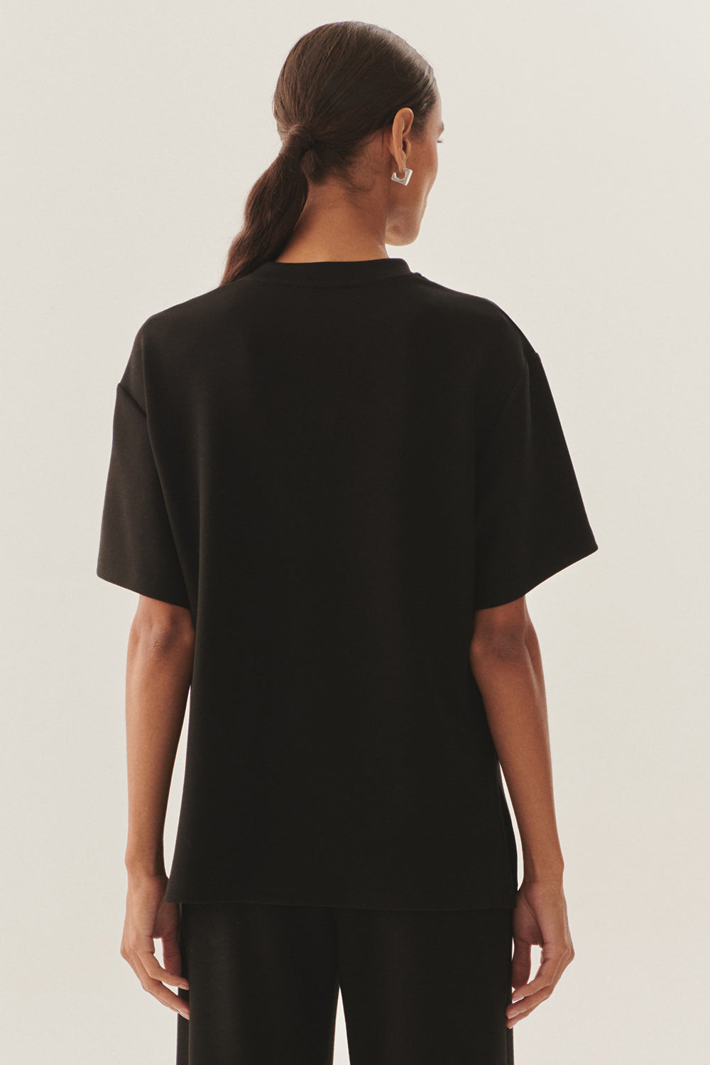 Exquise-İşlemeli Siyah Rahat Kesim Bisiklet Yaka Regular örme Tişört-T-Shirts-3-Milagron.com