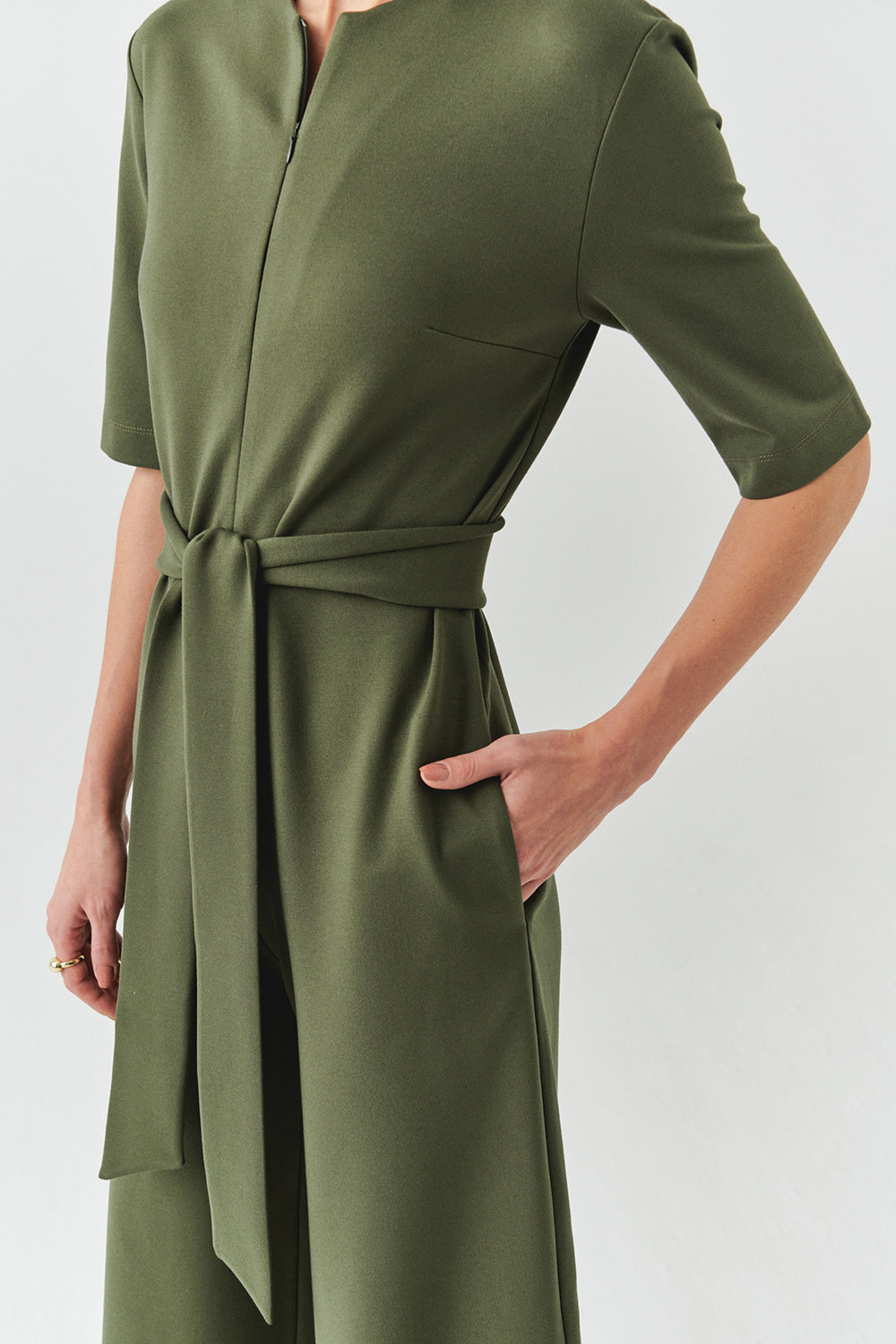 Exquise-Kuşaklı Kısa Kollu Fermuar Kapamalı örme Slim Fit Haki Tulum-TULUM-4-Milagron.com