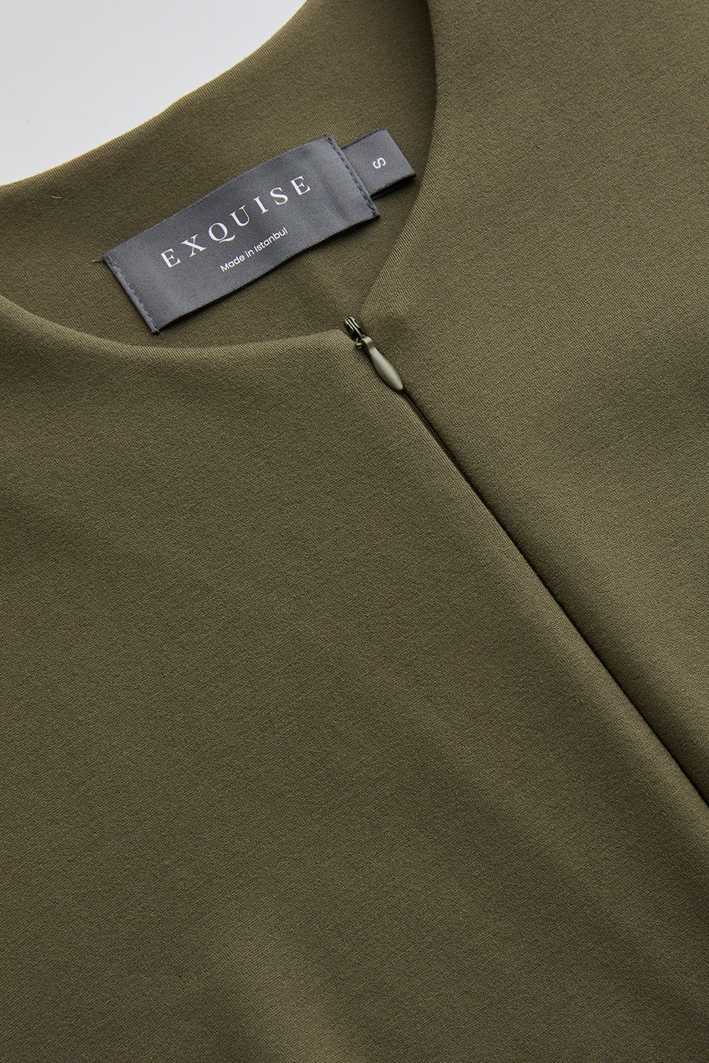 Exquise-Kuşaklı Kısa Kollu Fermuar Kapamalı örme Slim Fit Haki Tulum-TULUM-6-Milagron.com