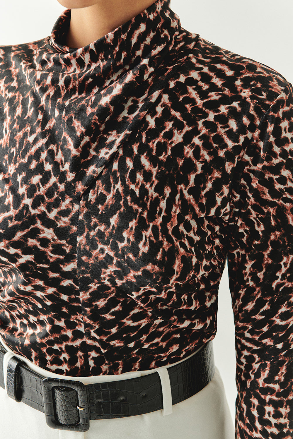 Exquise-Leopar Desenli Boğazlı Slim Fit Uzun Kollu Örme Bluz-BLUZ-5-Milagron.com