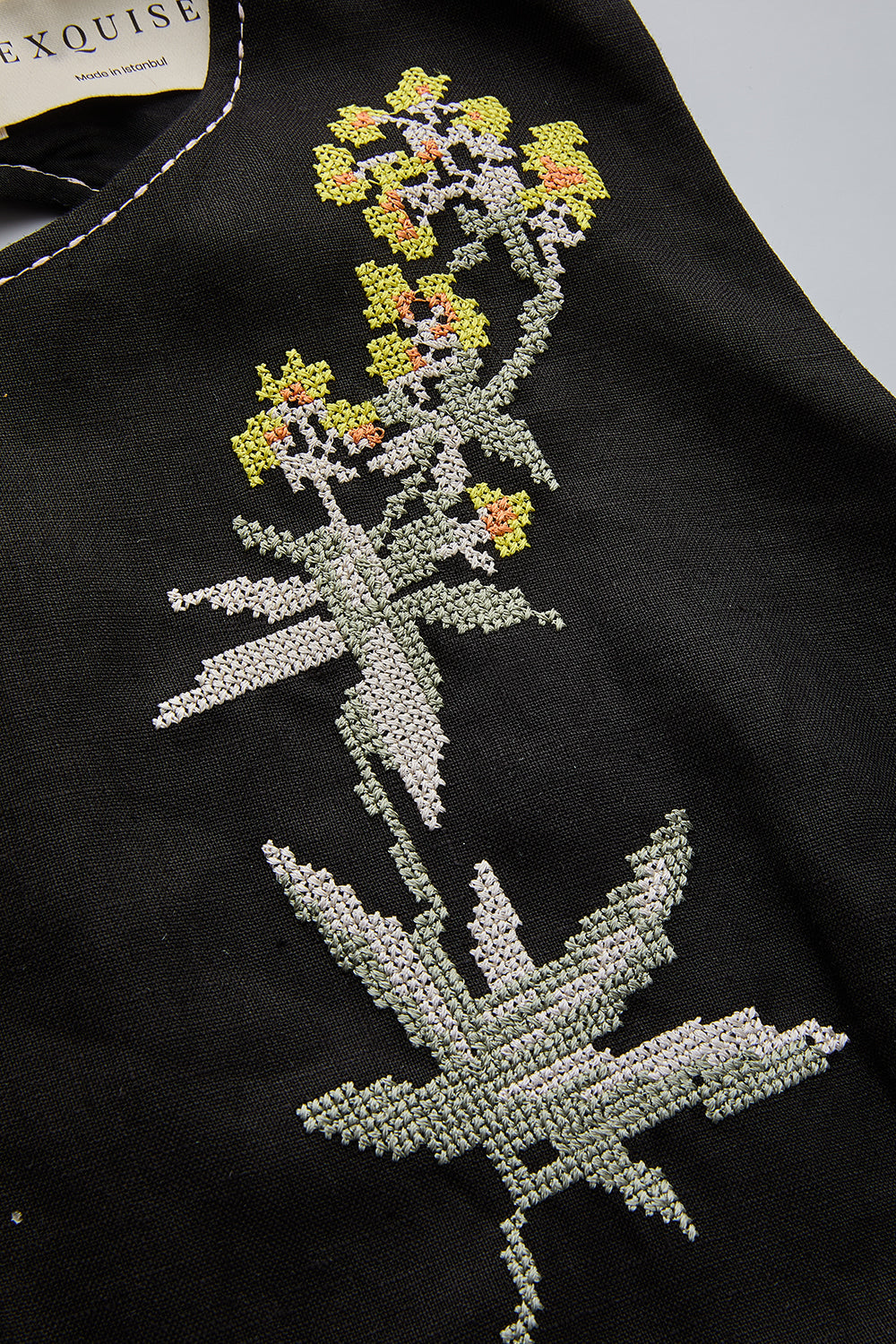 Exquise-Saf Keten Kemer Detaylı çiçek İşlemeli Siyah Midi Elbise-Elbise-6-Milagron.com