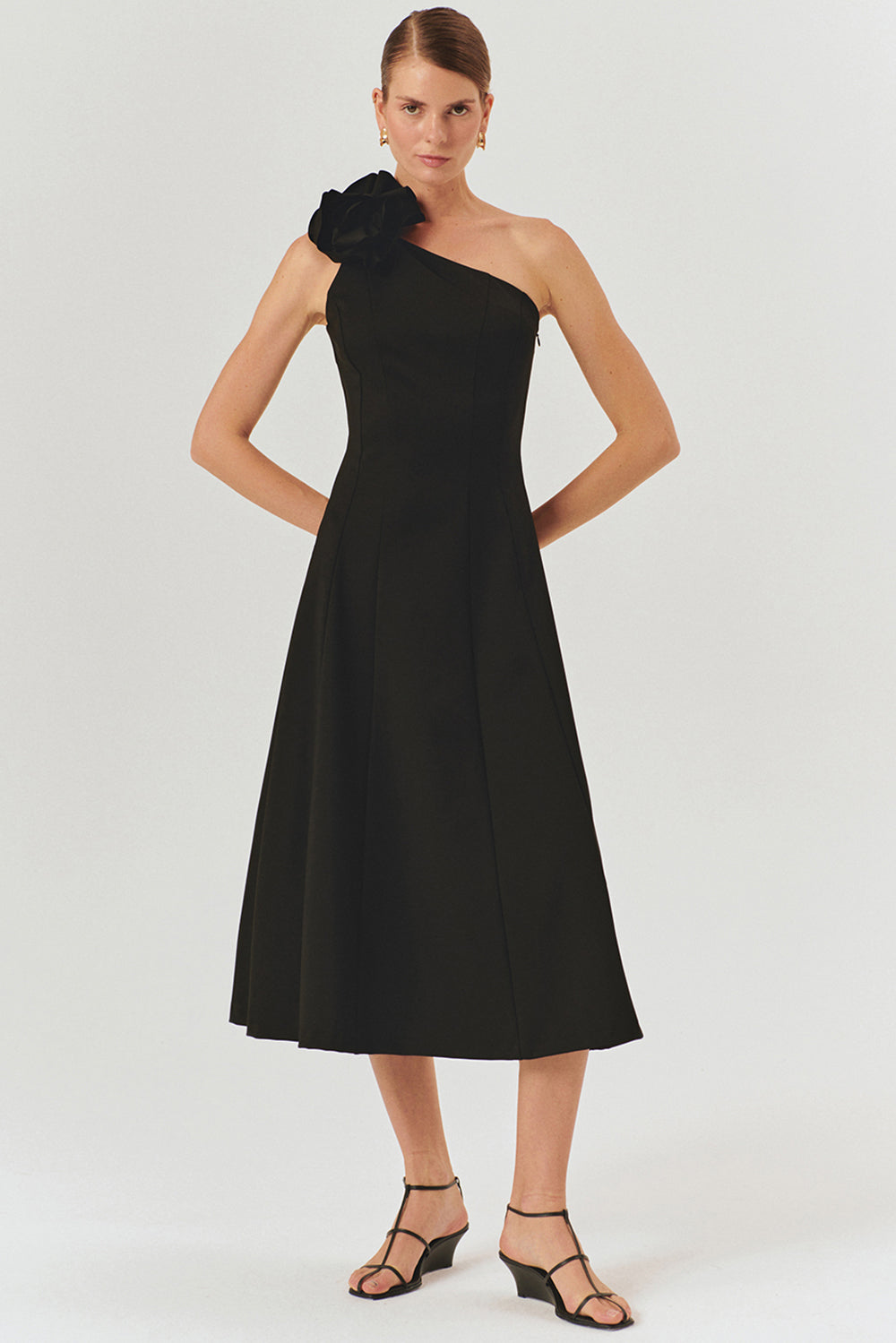 Exquise-Siyah Tek Omuzlu çiçek Detaylı A Kesim Midi Elbise-ELBİSE-2-Milagron.com